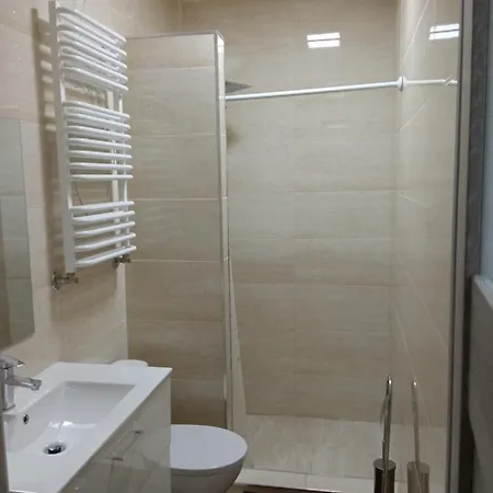 Czerwony Szafir Grodzisk Hostel *