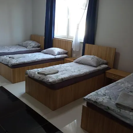 Czerwony Szafir Grodzisk Hostel *