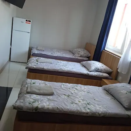 Czerwony Szafir Grodzisk Hostel *