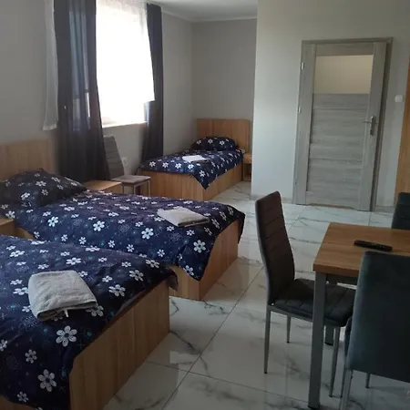 Czerwony Szafir Grodzisk Hostel *