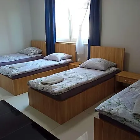 Czerwony Szafir Grodzisk Hostel *
